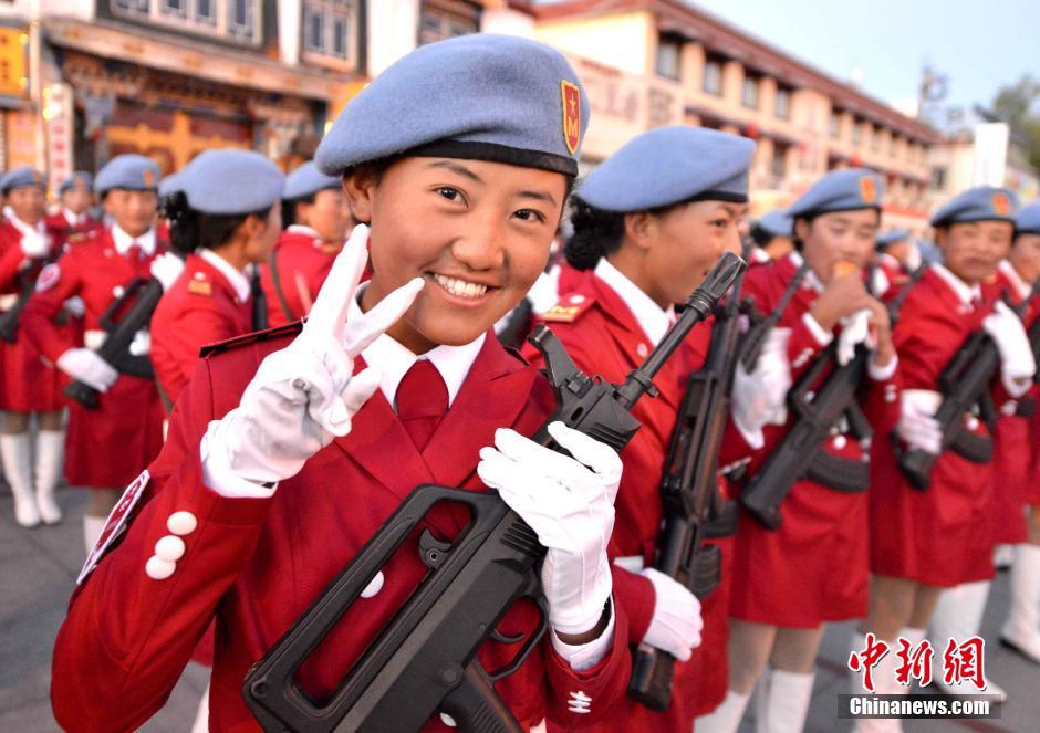 西藏俏丽女民兵持95改步枪参加阅兵式