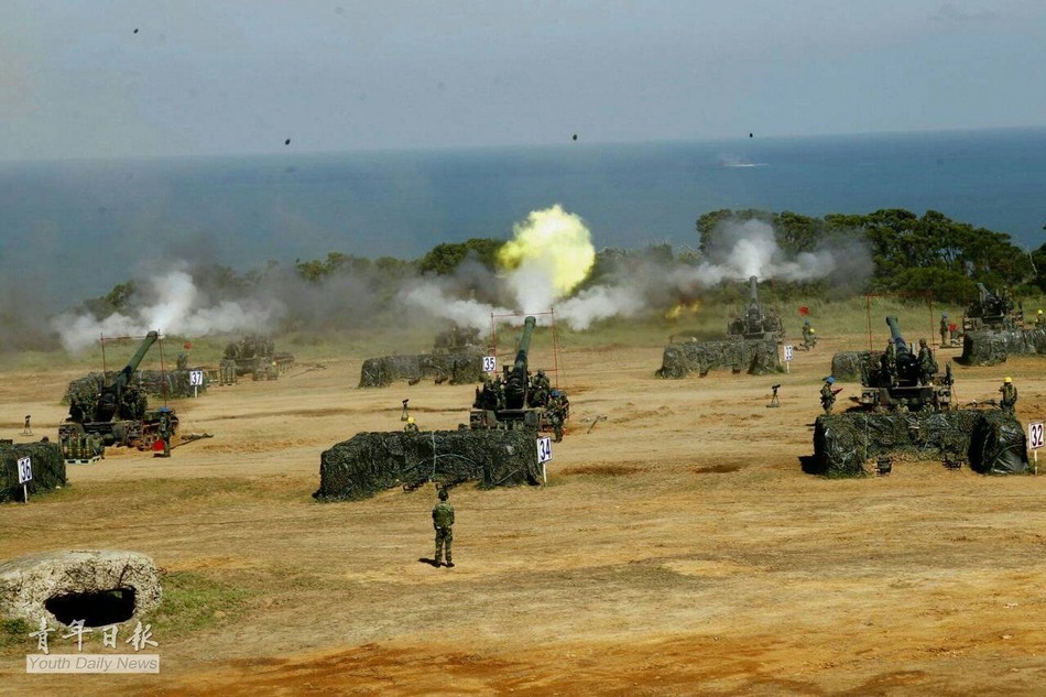 台军m110a2自行榴弹炮开火瞬间