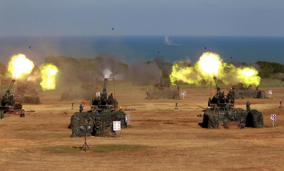 台军m110a2自行榴弹炮开火瞬间