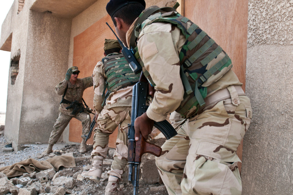 美军大兵帮助伊拉克训练新军