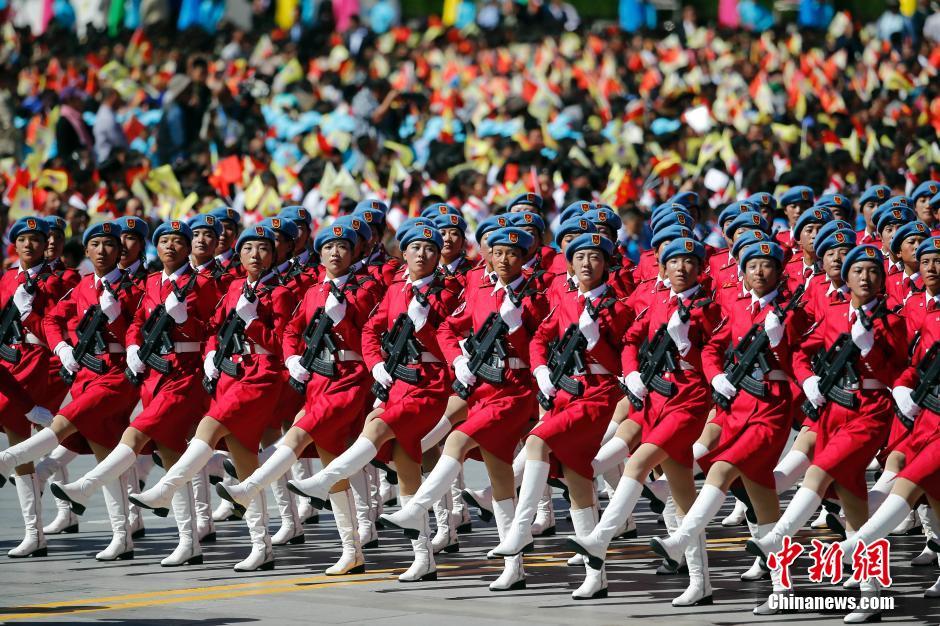 西藏庆祝自治区成立50周年飒爽女民兵持枪受阅