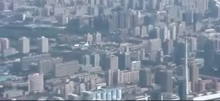 3.空中梯队拉烟掠过大都会l