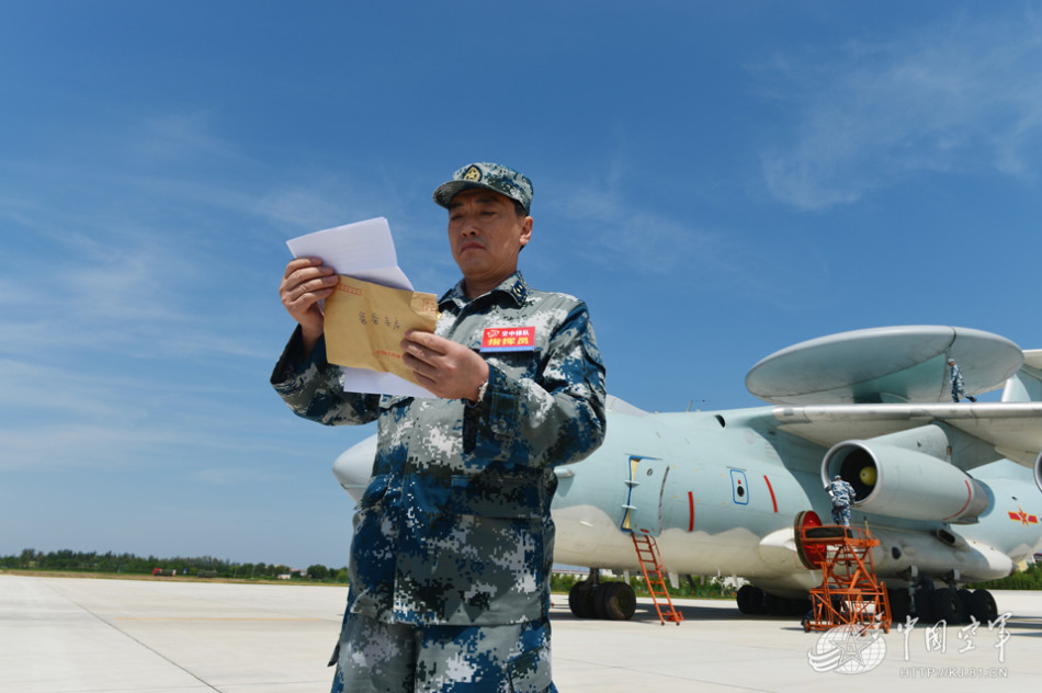 我军受阅空警2000与8架歼10a拍震撼全家福
