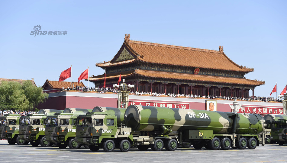 这是核导弹第一方队接受检阅.新华社记者 公磊 摄