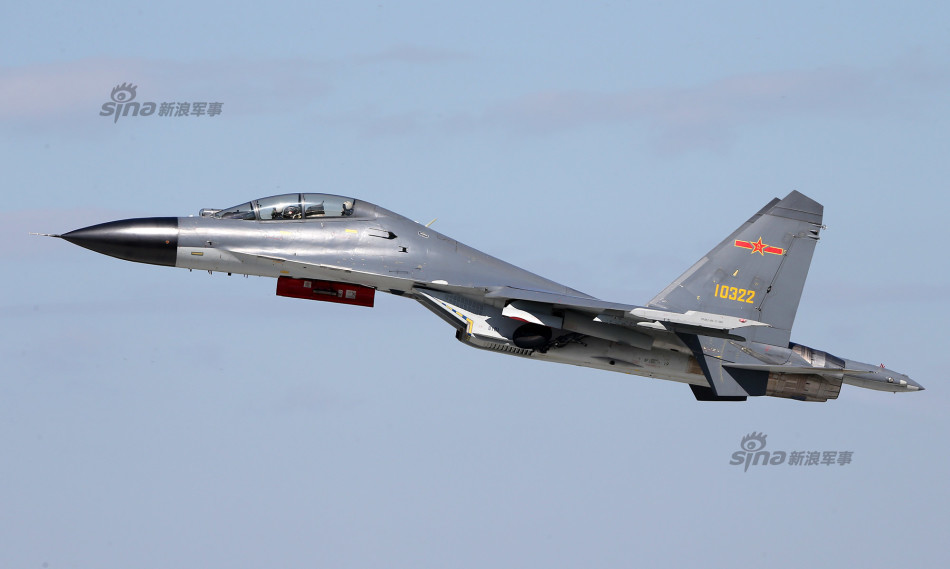 中国空军新型双座歼11b战机为数万民众公开表演!