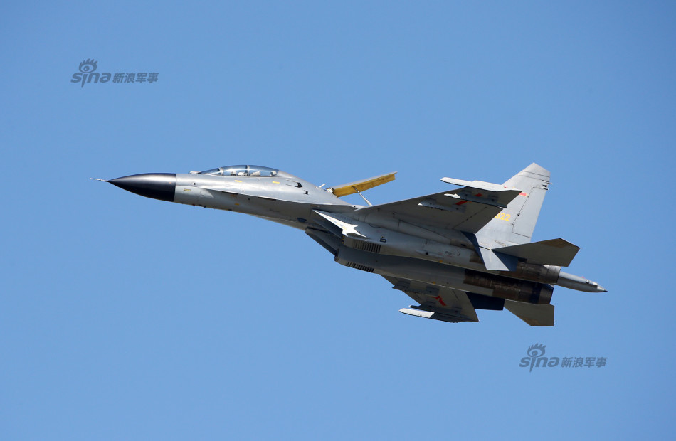 中国空军新型双座歼11b战机为数万民众公开表演!