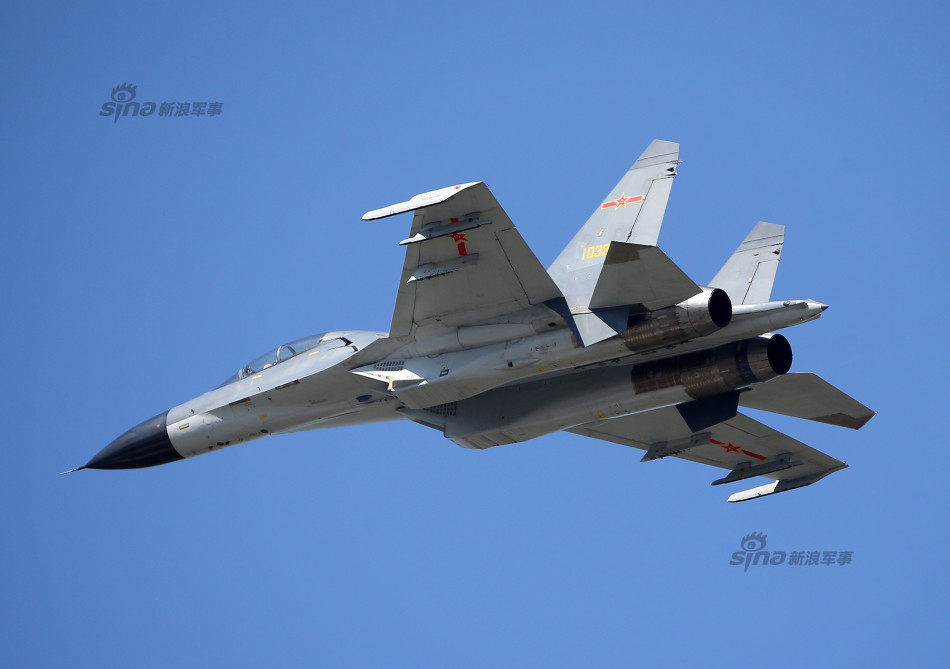 中国空军新型双座歼11b战机为数万民众公开表演!