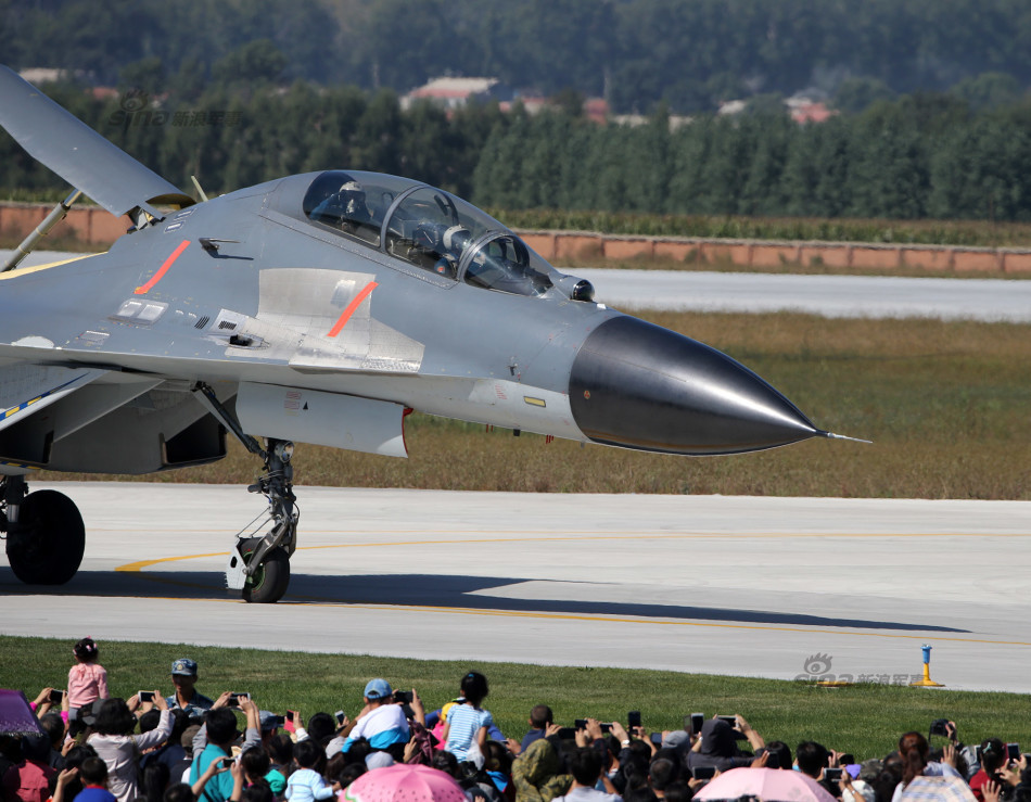 中国空军新型双座歼11b战机为数万民众公开表演