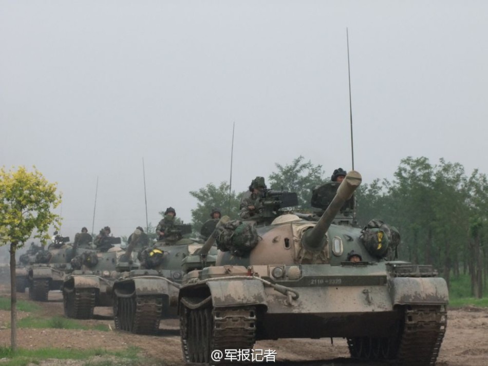 北京卫戍区装甲部队实战拉动 驶出成排59式坦克_高清图集_新浪网