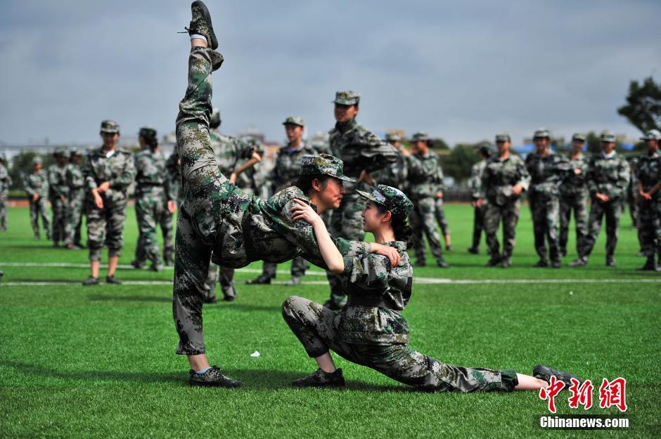 艺院漂亮姑娘军训人人能秀一字马抬腿轻松过头
