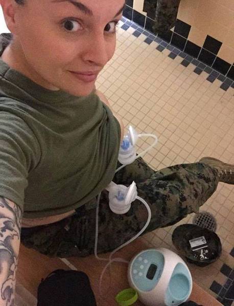 美军现役女兵妈妈集体晒喂奶照,获得上级许可!