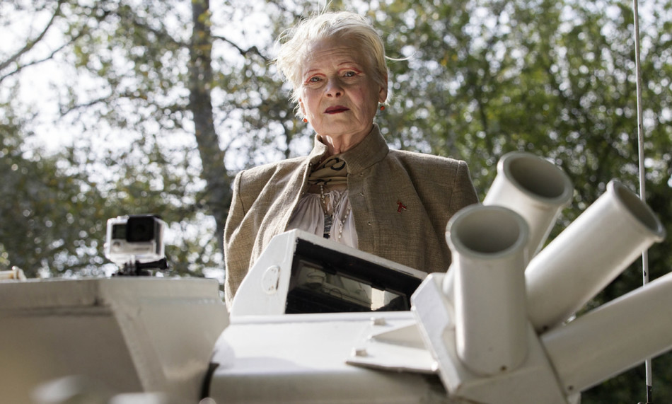 英国时尚天后薇薇安·魏斯伍德近日开着坦克,直奔首相卡梅伦位于