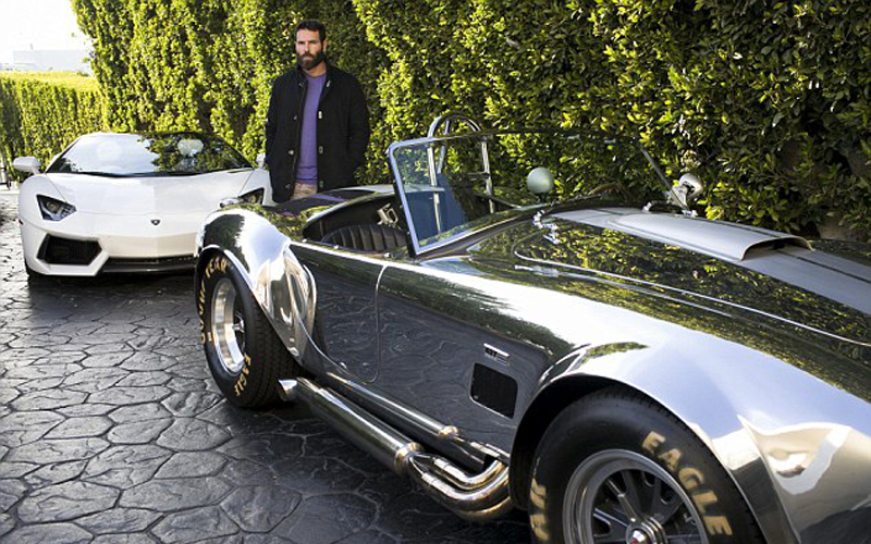 美国千万富翁炫富引来小偷 枪械库太结实未得手