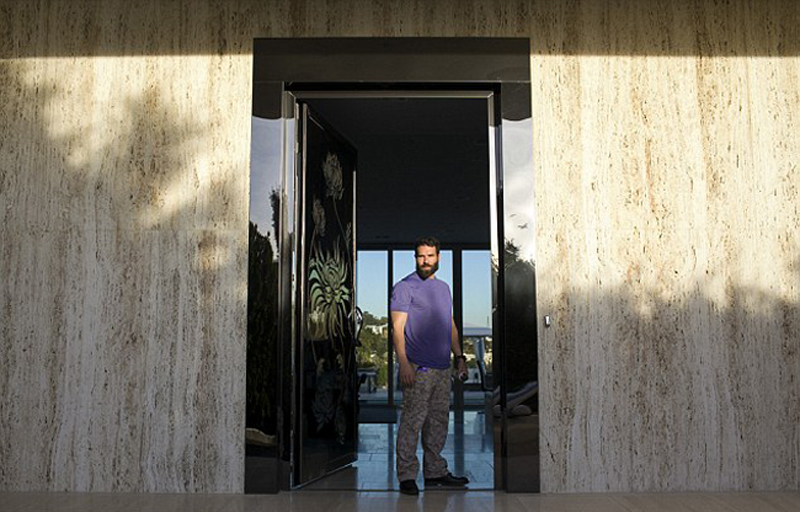 美国千万富翁炫富引来小偷 枪械库太结实未得手