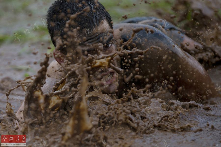 页 自动播放 下载原图 别人家的军训:爬泥潭练巷战学习拆装ak-47步枪!