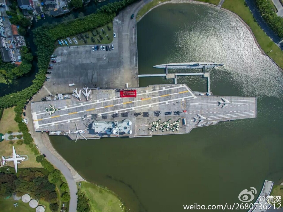 上戏新生军训地拉风在水泥航母上结业阅兵