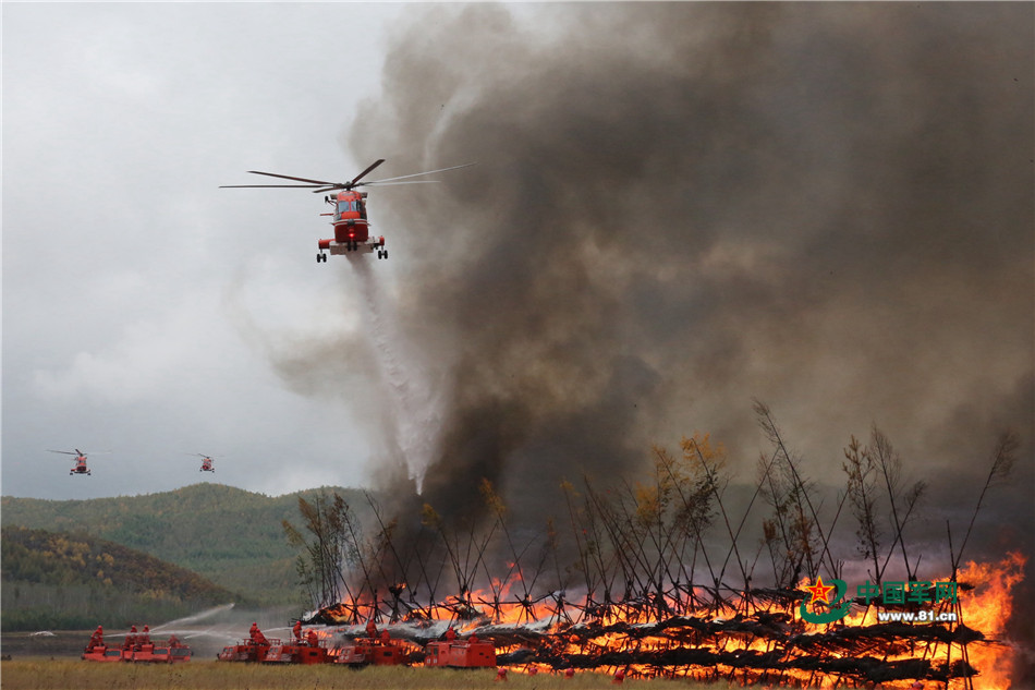 新型直升机空中洒水灭火.