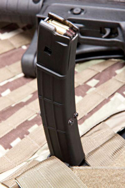 双排双进的聚合物弹匣,最多可容纳30发子弹,不过这个弹匣被特殊限定