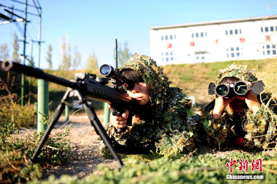 雪鹰女子特勤分队一名狙击手和往日一样进行瞄准狙枪训练,教练员将三