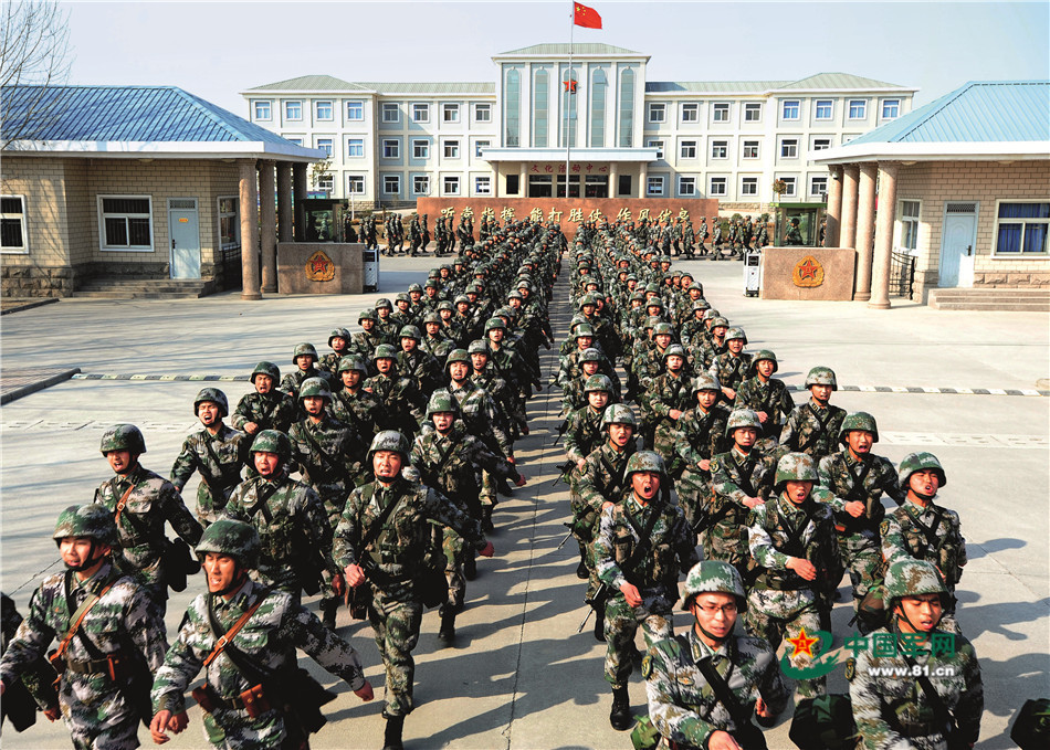 页 自动播放 下载原图 54军远火部队打炮很准发射12发火箭弹全部命中!