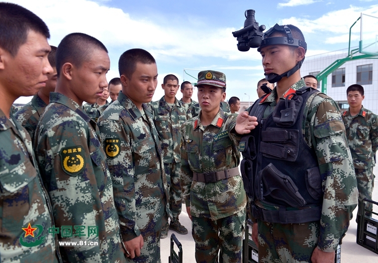 新疆利剑突击队装备棒 配拐弯枪夜视仪全息瞄具_高清图集_新浪网