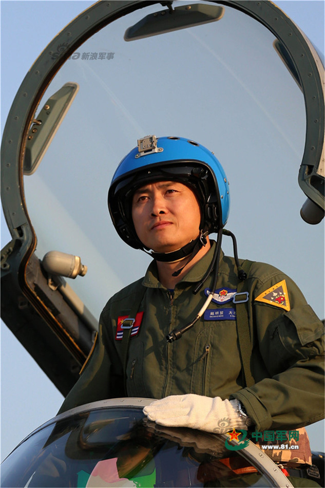 官方发布歼15部队超美图 部队长驾飞鲨滑跃起飞