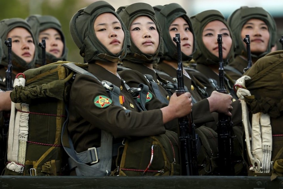 朝鲜阅兵新照:短裙女兵秀剑术空降妹持枪亮相