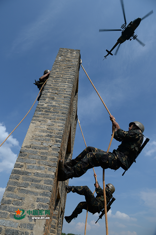 骁勇善战如虎:我强悍高原"雪豹突击队"曝光_高清图集_新浪网