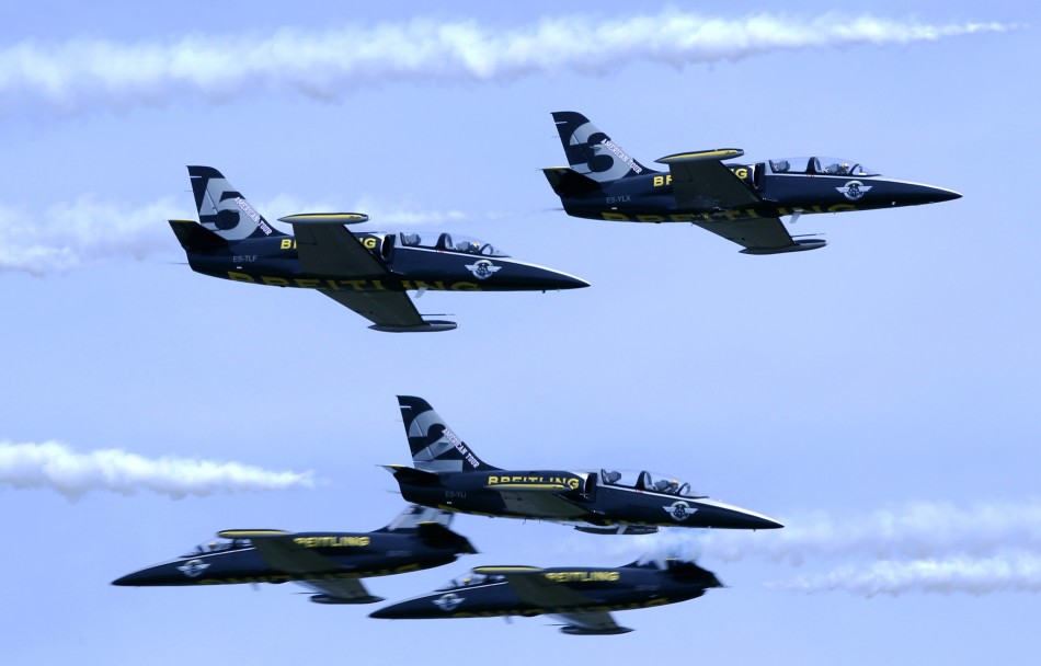 美国休斯敦航展开幕 雷鸟飞行队献精彩空中绝技