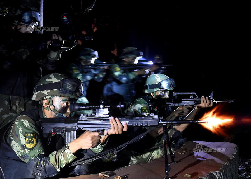 天狼突击队苦练夜战:大嚼馒头夹咸菜补充体力_高清图集_新浪网