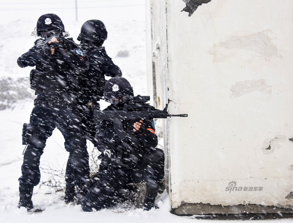 新疆特警为95-1步枪配新拐弯瞄准器可旋转270°_高清图集_新浪网