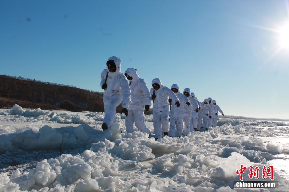 驻黑龙江边防部队配专用雪地迷彩作训服_高清图集_新浪网