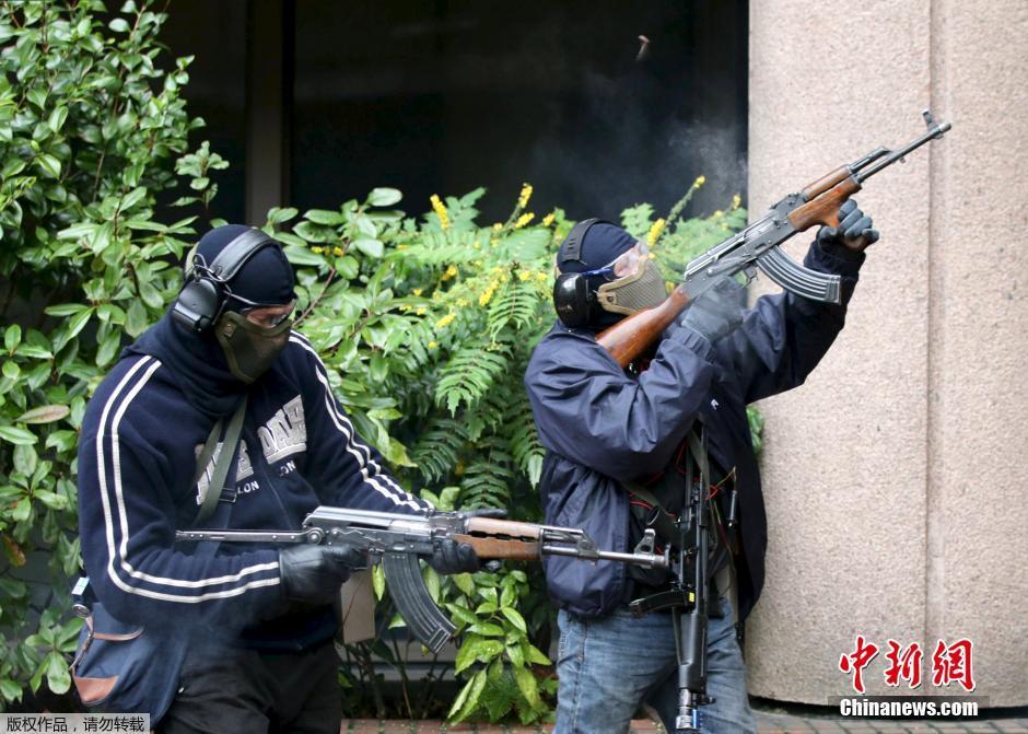 2 / 6   当地时间12月1日,英国伦敦警察在当地一家购物中心内参加反恐