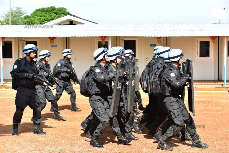 中国赴利比里亚维和防暴队在最危险地区执勤