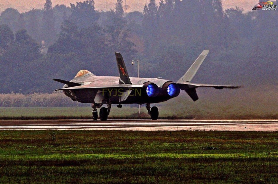 国产歼20战机最新试飞图曝光侧弹仓出现变化