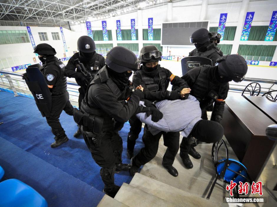 新疆强悍特警应急处突演练 所配装备护具超精良