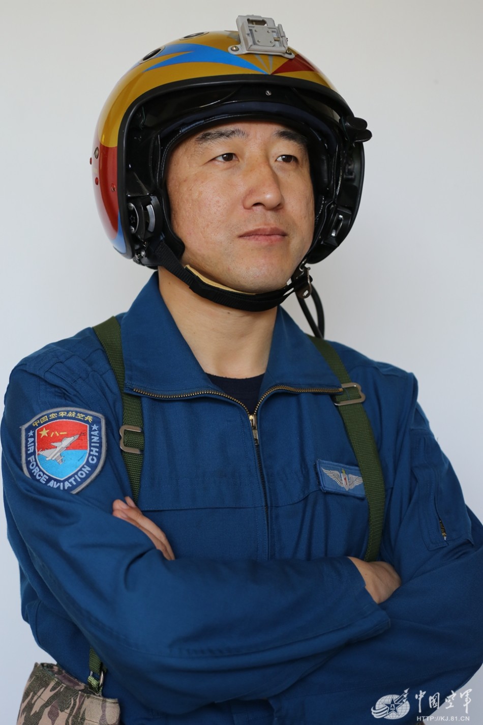 我空军金头盔飞行员集体亮相 首见空战能手奖杯_高清图集_新浪网