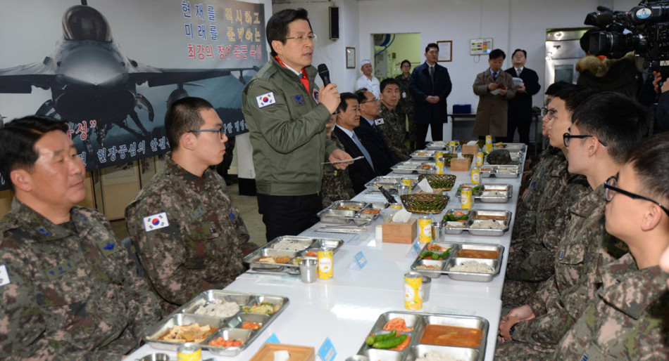 韩总理参观kf16战机部队 与士兵同吃简单午餐
