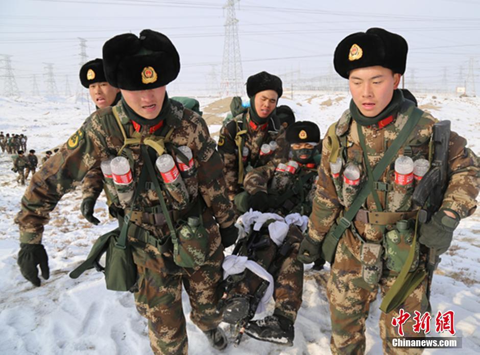 驻新疆武警战斗分队严寒练兵怀揣矿泉水加负重