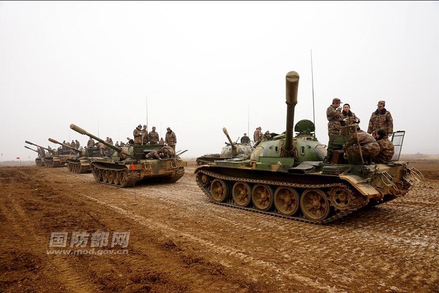 装甲兵学院开出一群老旧59式坦克供学员们练手