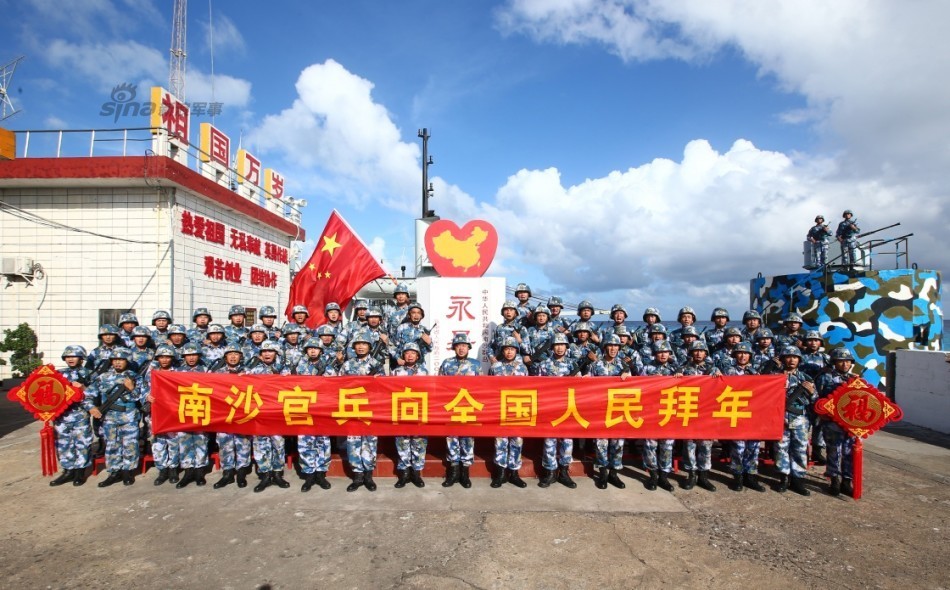 驻守在南沙群岛永暑礁上的海军官兵向全国人民拜年(1月5日摄).