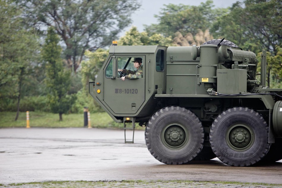 这姐们真猛!台军妹纸开30吨爱国者导弹牵引车