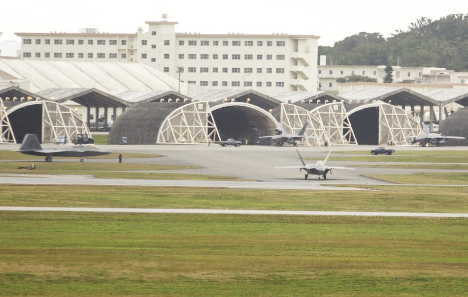 中国网友探访冲绳嘉手纳基地f22机库成堆