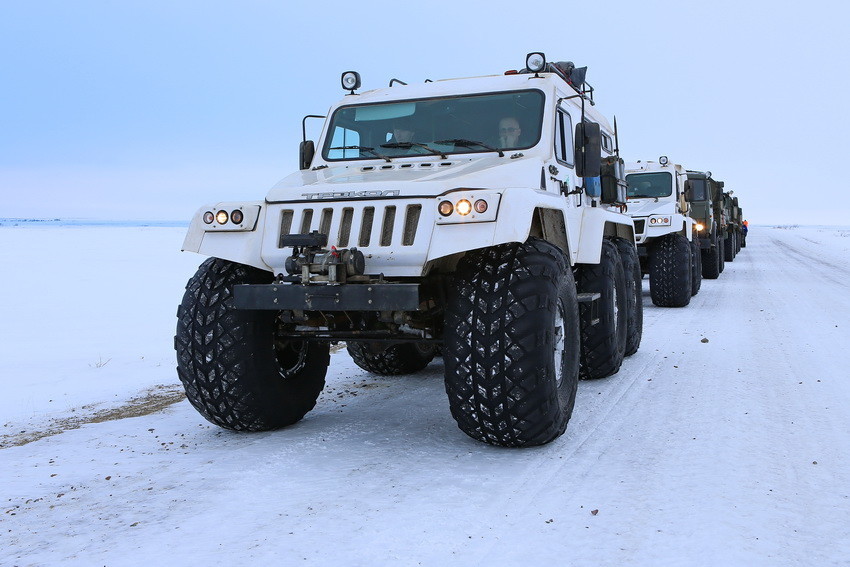 俄军两型新款全地形车部署北极接受严寒考验