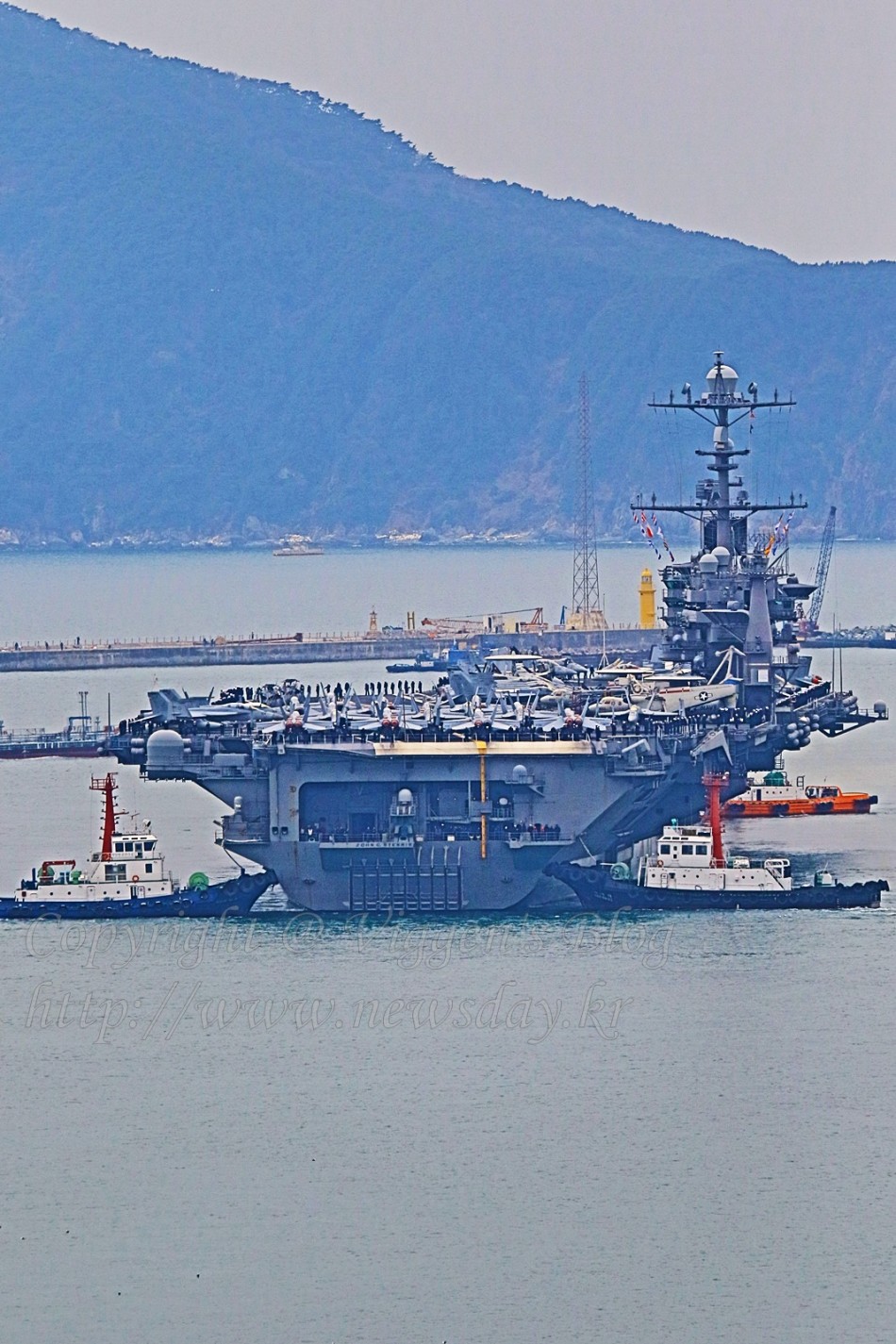 美军cvn-74核航母高调抵韩国 舰载机摆满甲板