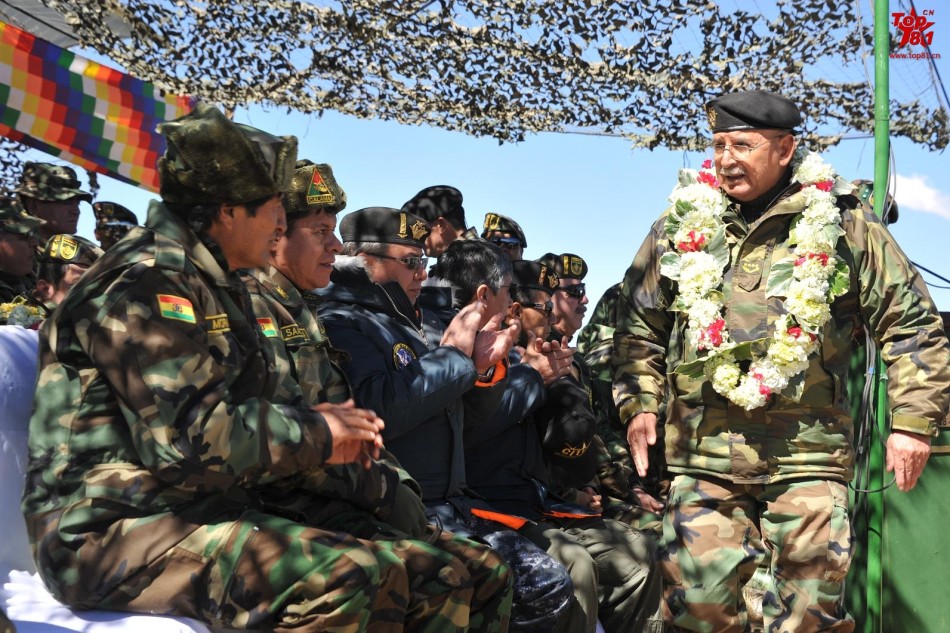 玻利维亚总统观看高原军演 k-8战机超低空掠过