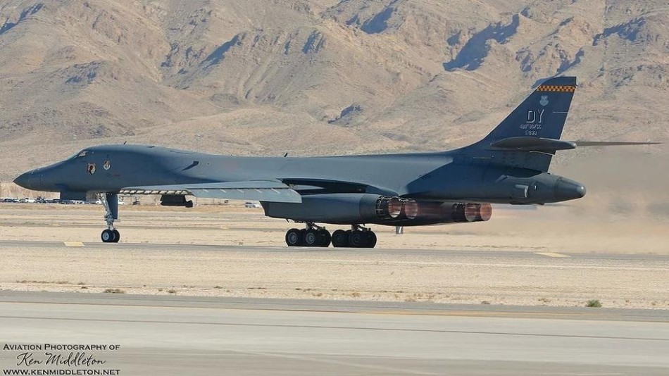 红旗大幕暂落帷 美空军激战对抗战机齐飞天