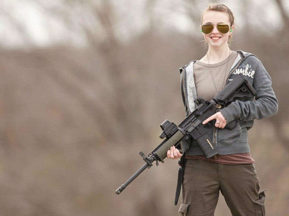 福利来了!中外热辣美女打枪比拼性感