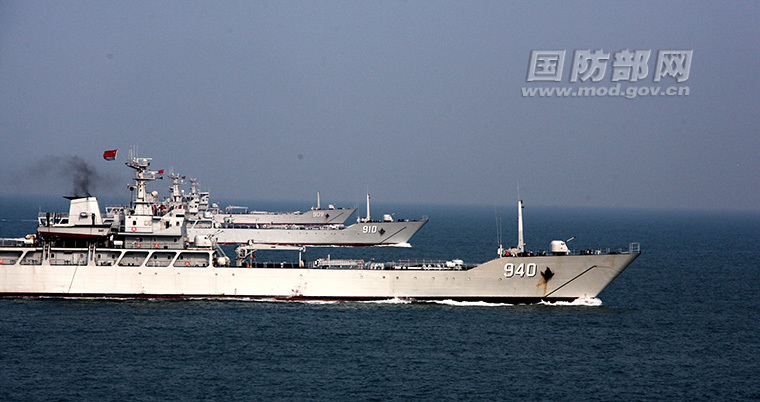 东海舰队出动大批登陆舰演习 神盾舰射弹