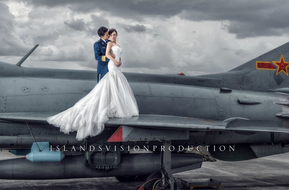 飞行员与美女新娘炫酷婚纱照走红歼7当伴郎
